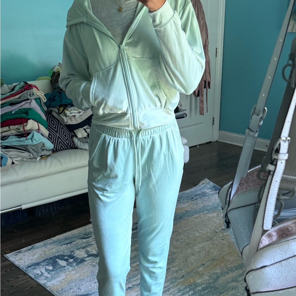 Refuge mint green velvet set 
Never worn